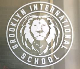 Interaktywny monitor dotykowy Optoma 65” nowoczesny sposób nauczania w Brooklyn International School we Włoszech