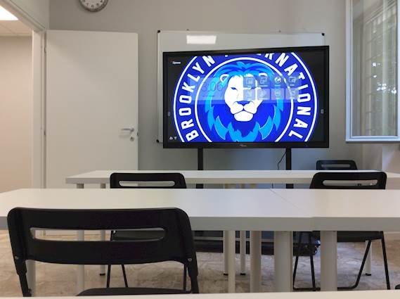  Interaktywny monitor dotykowy Optoma 65” transformacja w nauczaniu w Brooklyn International School we Włoszech